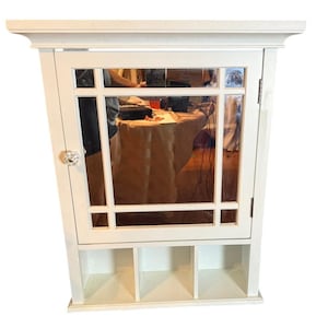 Vintage-Style White Mirrored Wall Cabinet with Glass Knob – Bathroom or Entryway Storage Shelf