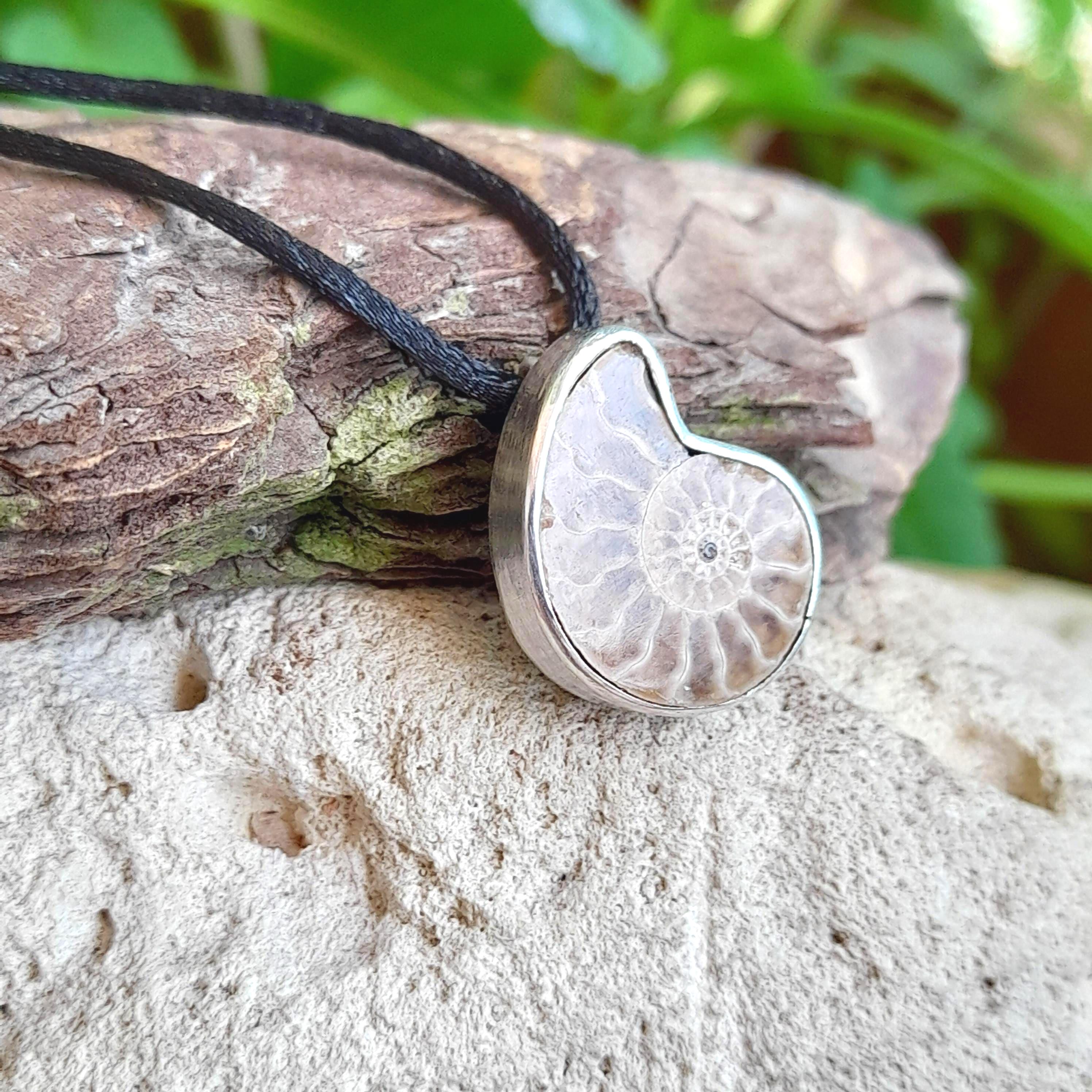 ハンドメイドシルバーアンモナイトペンダント、化石ジュエリー - Etsy 日本