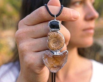 Rå svart turmalin, fossil ammonit och citrinhänge. Handgjort rustikt tennlödningshalsband. Unik bohemisk kristallamulett