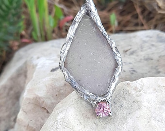 Ciondolo in vetro marino bianco con cristallo Swarovski rosa, gioiello in stagno saldato