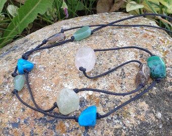 Halsband med flera stenar: Turkos, Rosenkvarts, Agat, Malakit