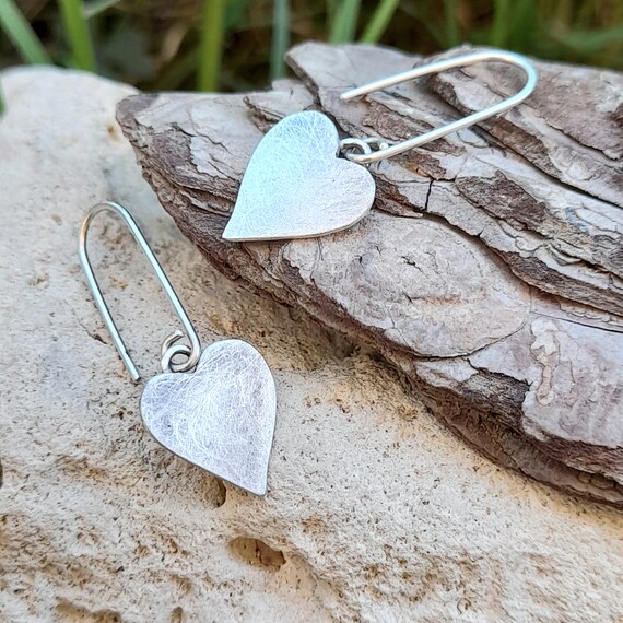 Paire De Boucles D'oreilles Anciennes En Argent Massif 925 - Modèle Créateur Avec Motif Coeur, Fermoir à Clou
