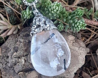 Halsband med turmalinerat kvartshänge. Boho smycken.