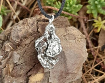 Campo del Cielo meteorithänge. Unisex handgjort tennlödat halsband, kosmiska rymdsmycken, handgjord himmelsk talisman