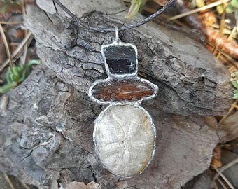 Fossilt sjöborre, bärnsten och svart turmalinhänge, handgjorda tennsmycken, naturligt fossilhalsband, skyddande amulett, kuriosagåva