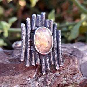 Anillo de Ópalo Amarillo. Anillo de Plata de Ley y Ópalo. Joyería de Ópalo Amarillo. Anillo Original. Anillo Artesanal. Joyería de Ópalo. Anillo Rústico de Ópalo Amarillo.