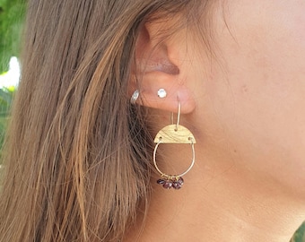 Pendientes De Oro y Latón con Granates. Pendientes con Granates. Pendientes Dorados. Propiedades del Granate. Pendientes Artesanales.