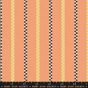 Peut inclure: Un tissu avec un motif répétitif de rayures verticales en noir, jaune et pêche. Les rayures sont composées de carrés alternés de noir et de jaune.