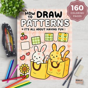 Puede incluir: Un libro para colorear titulado "How to Draw Patterns" con 160 páginas para colorear. La portada presenta conejitos de dibujos animados en bolsas amarillas, con corazones, flores y ejemplos de patrones. También se ven lápices de colores, un estuche y una planta.