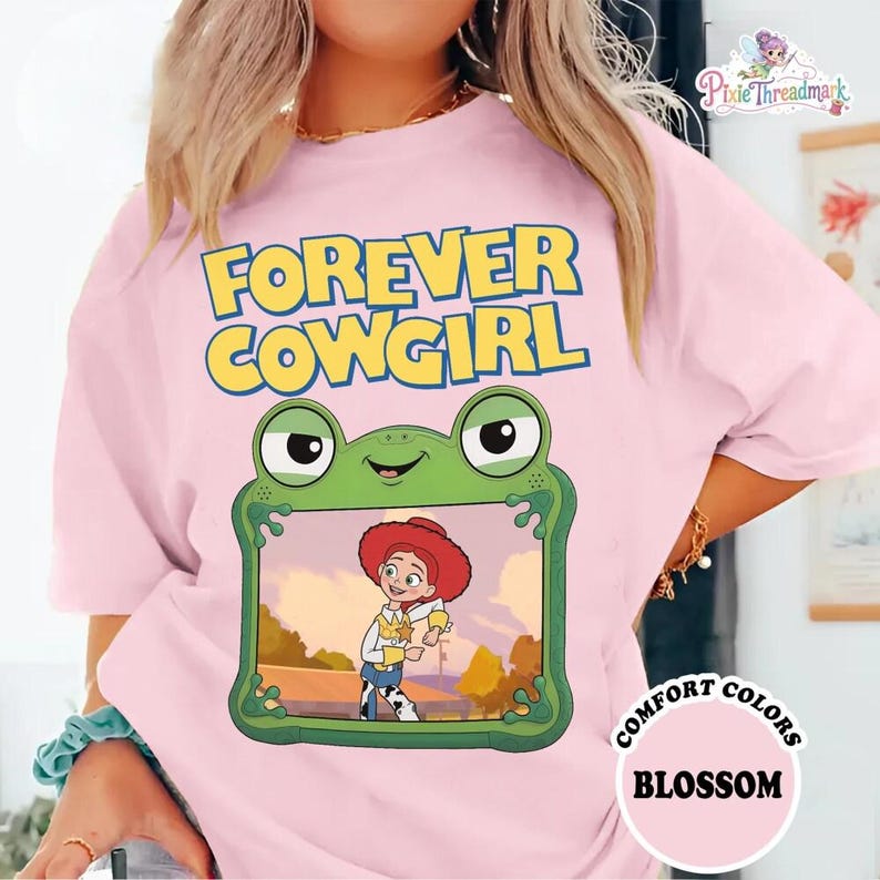 Comfort Colors Forever Cowgirl Shirt, Jessie Toy Story Shirt, Gift For Music Fan, Retro Toy Friends Shirt,Nostalgic Toy Story 5 Inspired Tee afbeelding 2
