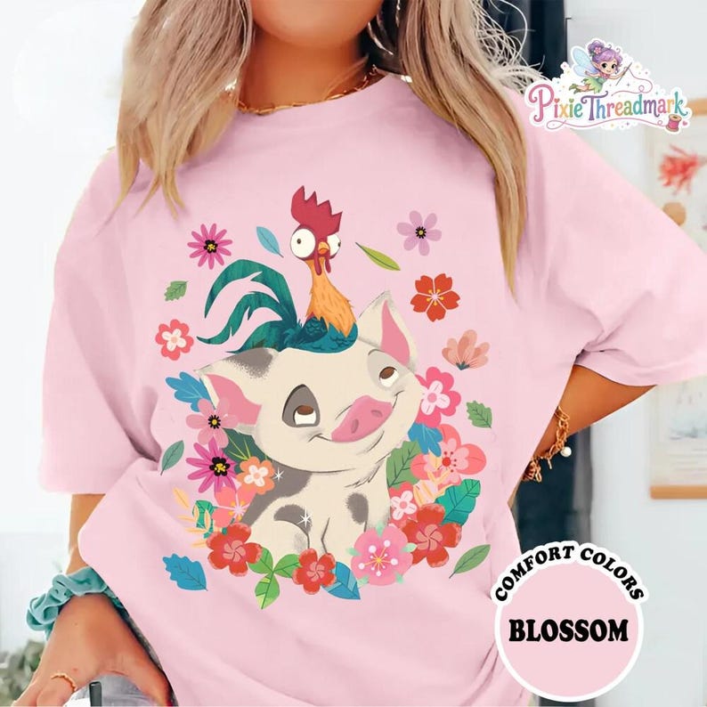 Camiseta de Disneyland Moana estilo años 70 con estampado floral de Pua y Hei Hei, camiseta de la película Moana de Comfort Colors, camiseta de Magic Kingdom, camiseta de la princesa Moana imagen 1
