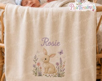 Gepersonaliseerde babydeken met konijntjes en bloemen, geborduurde babydeken, babydeken met bosmotief en eigen naam, kraamcadeau met bloemen en bosmotief