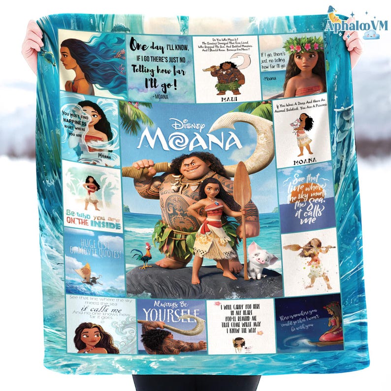 Puede incluir: Una manta con tem&aacute;tica de Moana con los personajes Moana y Maui, con citas e im&aacute;genes de la pel&iacute;cula. La manta tiene un dise&ntilde;o de olas oce&aacute;nicas azules y blancas en los bordes e incluye el logotipo de Disney Moana.