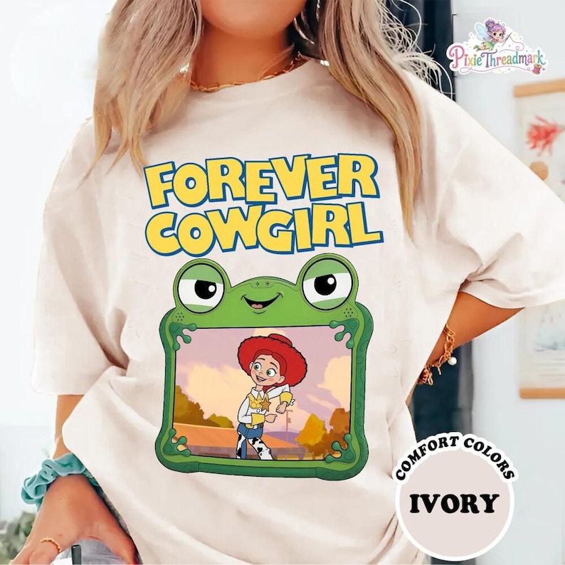Comfort Colors Forever Cowgirl Shirt, Jessie Toy Story Shirt, Gift For Music Fan, Retro Toy Friends Shirt,Nostalgic Toy Story 5 Inspired Tee afbeelding 1