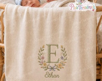 Babydeken met geborduurde initialen en bloemen, gebreide deken met gepersonaliseerde naam, babydeken met vlinders en bloemen, kraamcadeau