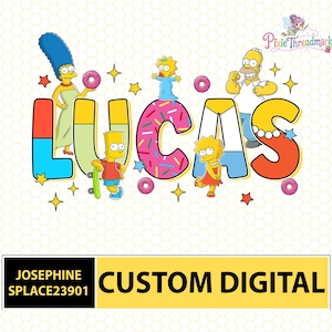 Könnte beinhalten: Eine digitale Grafik mit dem Namen LUCAS in großen, bunten Blockbuchstaben. Das Design zeigt die Zeichentrickfiguren Marge, Homer, Bart, Lisa und Maggie Simpson sowie rosa glasierte Donuts, bunte Sterne und ein Skateboard.