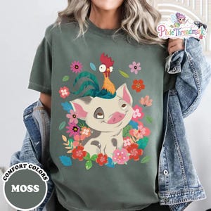 Camiseta de Disneyland Moana estilo años 70 con estampado floral de Pua y Hei Hei, camiseta de la película Moana de Comfort Colors, camiseta de Magic Kingdom, camiseta de la princesa Moana imagen 2