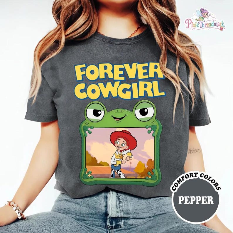 Comfort Colors Forever Cowgirl Shirt, Jessie Toy Story Shirt, Gift For Music Fan, Retro Toy Friends Shirt,Nostalgic Toy Story 5 Inspired Tee afbeelding 4