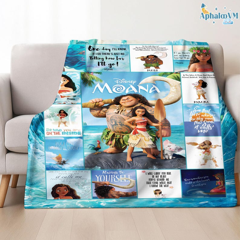 Puede incluir: Una suave manta azul con tem&aacute;tica de Moana, con los personajes y citas de la pel&iacute;cula. La manta muestra el t&iacute;tulo de la pel&iacute;cula e im&aacute;genes de Moana, Maui, Pua y Hei Hei. El dise&ntilde;o incluye citas como "Un d&iacute;a sabr&eacute;, si voy all&iacute;, &iexcl;no hay l&iacute;mites!"