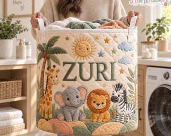 Cesto de roupa suja personalizado com animais da savana, incluindo leão, elefante e girafa. Ideal para guardar roupas e outros itens em ambientes infantis. Perfeito para decorar o quarto do bebê.