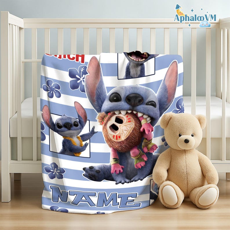 Op de afbeelding: Een blauw-wit gestreepte deken met het personage Stitch uit Lilo & Stitch, met bloemmotieven en het woord "NAME". Een bruine teddybeer zit naast de deken in een wieg.