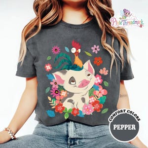 Camiseta de Disneyland Moana estilo años 70 con estampado floral de Pua y Hei Hei, camiseta de la película Moana de Comfort Colors, camiseta de Magic Kingdom, camiseta de la princesa Moana imagen 3