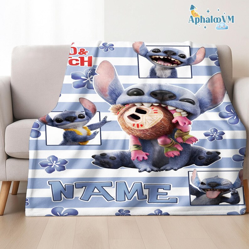Op de afbeelding: Een blauw-wit gestreepte deken met het personage Stitch uit de film Lilo & Stitch. De deken heeft meerdere afbeeldingen van Stitch, met het woord "NAME" in blauwe blokletters onderaan.