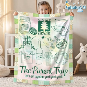 Può includere: Una coperta bianca con illustrazioni verdi di vari oggetti, tra cui burro di arachidi, un cappello a cilindro e una bottiglia di vino. È presente anche il testo "The Parent Trap" e "Let's get together yeah, yeah, yeah".