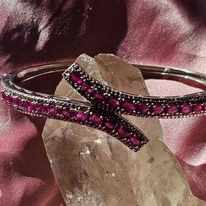 Puede incluir: Un letrero de madera rústica con la frase "Welcome to our home" en letras blancas. El letrero presenta un acabado envejecido y un diseño sencillo y acogedor.