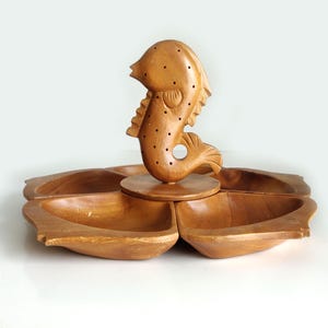 Conjunto de servir criaturas marinhas da década de 1970, porta-palitos em forma de cavalo-marinho e tigelas Monkey Pod em forma de peixe