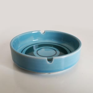 Popielniczka ceramiczna z połowy XX wieku, wzór tarczy w kolorze niebieskim i zielonym