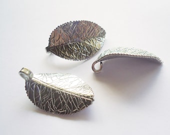 Stainless Steel Detailed Veined Leaf Pendant - 28x17mm