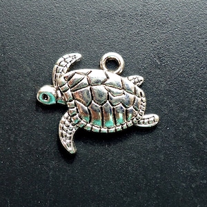 Sea Turtle Charms / Pendants - Antique Silver - 21mm x 18mm