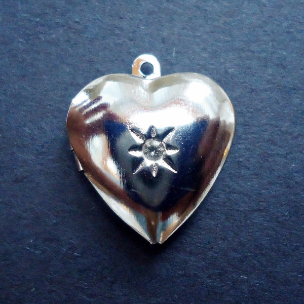 Small Silver Heart Lockets with Starburst - 3/4" Tall