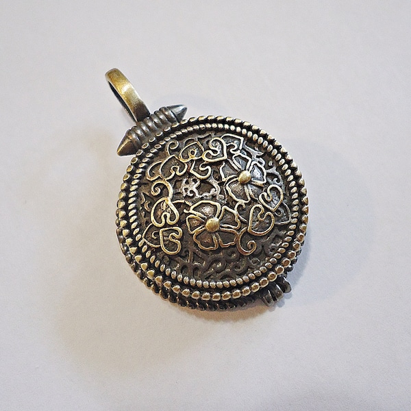 Antique Brass Locket with Flowers, Highly Detailed, 1 inch Wide, 19mm inside