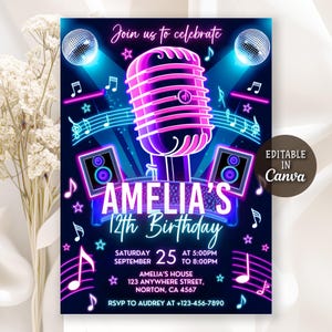 Peut inclure: Une invitation colorée pour le 12e anniversaire d'Amelia, avec un microphone au néon, des notes de musique et des boules disco sur fond bleu foncé. Le texte comprend la date, l'heure et le lieu, avec une demande de RSVP.