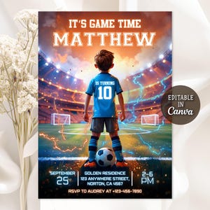 Puede incluir: Invitación digital para una fiesta de cumpleaños con temática de fútbol. El diseño presenta a un niño con una camiseta azul con el número 10 en un campo de fútbol. El texto incluye "IT'S GAME TIME MATTHEW" y detalles de la fiesta. Editable en Canva.