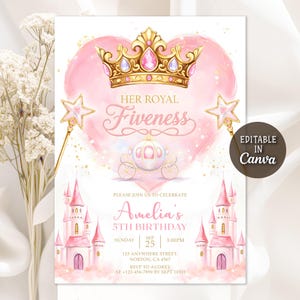 Puede incluir: Invitación de cumpleaños con temática de princesa rosa con una corona dorada, un corazón rosa y una ilustración de carroza. El texto dice "Her Royal Fiveness" y "Amelia's 5th Birthday". Incluye ilustraciones de varita mágica y castillo.
