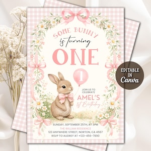 Pode incluir: Convite de aniversário rosa e branco com o texto "Some Bunny is turning ONE". O convite apresenta um coelhinho com um balão rosa, elementos florais e laços. Detalhes do evento também estão incluídos.