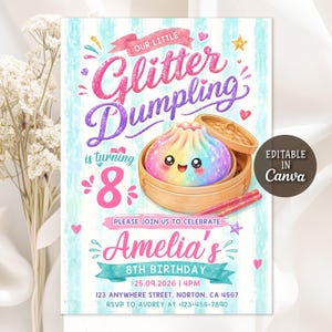 Könnte beinhalten: Eine Geburtstagseinladungskarte mit einem regenbogenfarbenen Dumpling-Charakter in einem Bambusdämpfer und rosa Stäbchen. Der Text lautet Our Little Glitter Dumpling is turning 8, Amelia's 8th Birthday, 25.09.2026, 4PM, inklusive Platzhalter für Adresse und RSVP-Daten.