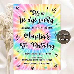 Peut inclure: Invitation de fête tie-dye avec un fond en spirale coloré rose, jaune, bleu et vert. Le texte annonce "It's a Tie Dye Party" pour le 8e anniversaire d'Amelia, avec les détails de l'événement et un logo Canva.