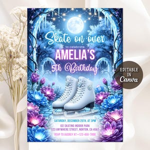 Puede incluir: Una invitación para el 5º cumpleaños de Amelia, con patines de hielo blancos, flores azules y moradas, y una luna llena. El texto dice "Skate on over" e incluye los detalles del evento. Editable en Canva.