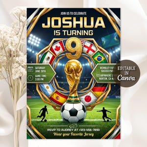 Pode incluir: Um convite de aniversário com tema de futebol com o texto "Joshua está a fazer 9 anos". O design apresenta uma bola de futebol, um troféu de ouro, bandeiras e silhuetas de jogadores de futebol. O convite inclui detalhes do evento e informações de RSVP.