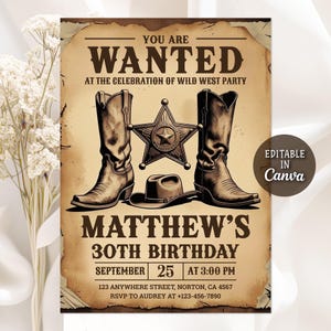 Puede incluir: Invitación de estilo vintage para una fiesta de cumpleaños con temática del Salvaje Oeste. El diseño presenta botas de vaquero, una estrella de sheriff y un sombrero. El texto dice "You are Wanted" e incluye los detalles de la fiesta.