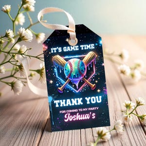 Puede incluir: Una etiqueta de regalo con temática de béisbol con un fondo negro y el texto "IT'S GAME TIME" en la parte superior. La etiqueta presenta un diseño de béisbol y bates cruzados, con las palabras "THANK YOU" y un nombre personalizado en la parte inferior.