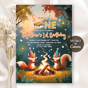 Könnte beinhalten: Eine farbenfrohe Einladung zum ersten Geburtstag mit Camping-Motto. Das Design zeigt zwei Cartoon-Füchse, die Marshmallows über einem Lagerfeuer rösten. Der Text lautet "It's S'more fun" und enthält Party-Details. Die Einladung ist in Canva editierbar.