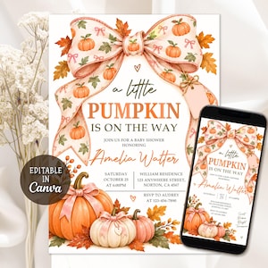 Puede incluir: Una tarjeta de invitación para baby shower y un teléfono inteligente que muestra el mismo diseño. La invitación presenta un gran lazo de acuarela con calabazas y hojas de otoño, el texto A LITTLE PUMPKIN IS ON THE WAY y detalles del evento.