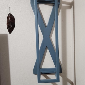 Rustic Wall Mounted Blanket Rack – Wooden Quilt Holder – Farmhouse Throw Display – Vertical Blanket Storage Shelf hand made solid wood.