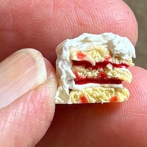 Miniatur Vanille Kuchen Anschnitt 1/12 1:12 Puppenhaus 2,5 cm