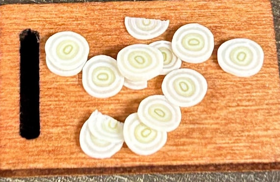 Dollhouse miniature white onion slices 1/12 scale by Wyrdworldminiatures